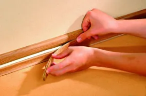 Установка плинтусов напольных и потолочных