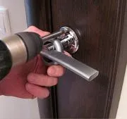 Установка и замена дверных ручек