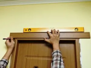 Установка наличников и доборов на двери
