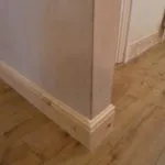 Как установить деревянный плинтус