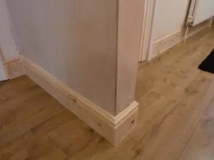Как установить деревянный плинтус